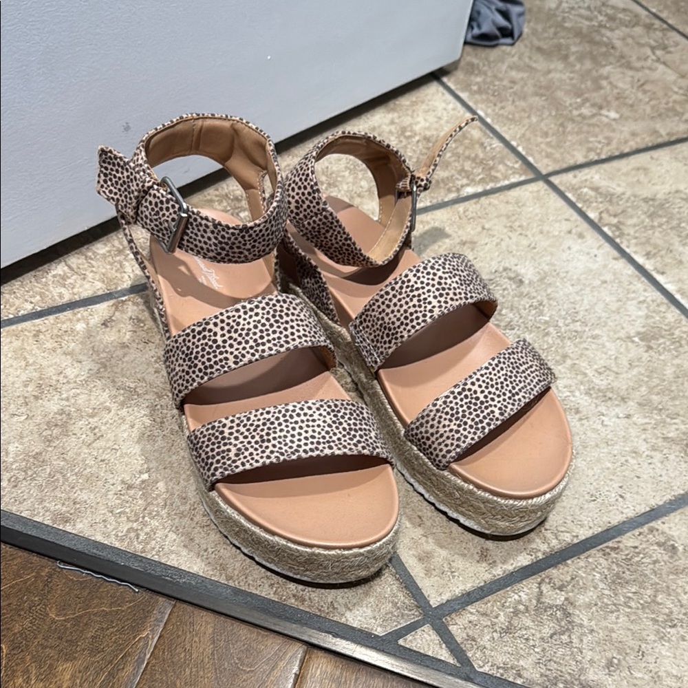 Universal Thread Brown Platform Sandals